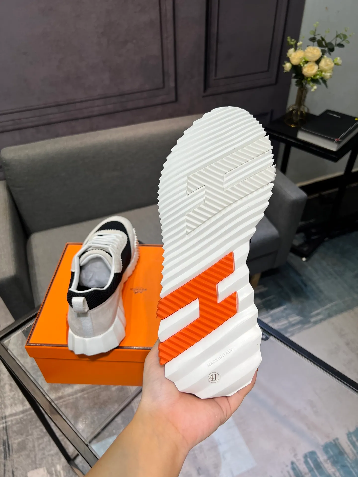 Men's shoes 💰660 Exclusive real shot (top version) Hermes new autumn and winter sports shoes. One of the most comfortable shoes from Hermes. Very light on the feet and good-looking. You will not be tired even if you go shopping. The overall suede feels very good. It is very beautiful and versatile. Very light and comfortable. Fabric: Imported high mercerized sheep/original single rain velvet. Lining: Imported silk sheepskin for the lining insole. Outsole: Seamless combination of IP+TPU (multi-color letters) German technology irradiation machine Size: Male 39-46 (Male 38 45 46 customized) Top quality, simultaneous full set of packaging